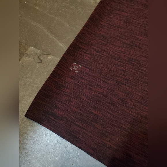 Lululemon Metal Vent tech short sleeves top. Heathered dark red and black. XL. - Picture 3 of 9